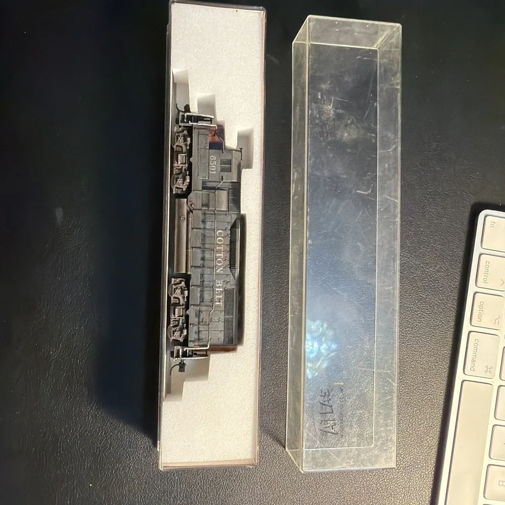 Atlas Model Railroad Co EMD GP35 Diesel Locomotive Cotton Belt